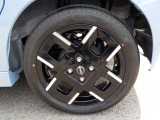 純正15インチアルミホイールに、165/55R15タイヤを装着しております。