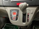 オートエアコン装備しています☆温度に設定をして頂くだけで冷房と暖房に切り替えや風向も自動で切り替えをしますよ!!