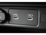 ドライブの時間をスマートフォン等の充電時間に。運転席からも助手席からも使いやすい位置に、急速充電対応タイプのUSBジャックを設けました。