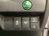Hondaセンシング用の、VSA(ABS+TCS+横滑り抑制)解除と路外逸脱抑制機能のオンオフスイッチなどはハンドルの右側に装備しています。燃費に役立つECONボタンもここです。