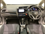 車内は光触媒抗菌消臭施工済です。インパネ周りはスタイリッシュなデザインです。グローブボックスやカップホルダーのほかにトレーなどたくさんの収納スペースが付いています。