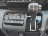 運転席より操作性の良いシフトレバーと、オートエアコンのスイッチ等の画像です。