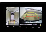 前後左右のカメラの映像を合成し、車を上から見たような視点のパノラミックビューモニター。後方の死角だけでなく左右や前方の障害物の発見もしやすくなります。