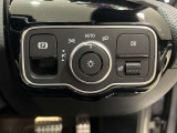 メルセデスのシートは少し硬めになっております。長時間の運転の際、適度な反発があることでお尻や腰の負担を減らす効果が御座います。