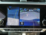 ギアを『R』に入れた後、カメラボタンを押すと、運転席から見えない左側面をナビ画面にうつしてくれるので、幅寄せや縦列駐車がし易くなります。