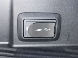 充電用USB端子付き。スマートフォンなどの充電に便利です。