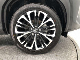 【純正アルミホイール】です!車両デザインに合わせてホイールをデザインしているため、見た目にもカッコイイアルミホイール♪洗車もラクチンで錆びません。
