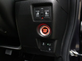 【両側電動スライド】スライドドアは両側電動スライドドアになっております。運転席からの開閉も出来、リモコンキーでも離れたところから開閉出来ますので大変便利な装備です。