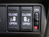 運転席からもスライドドアをボタン操作でスピーディーに開閉できます!またスマートキーでも操作できるので便利です。