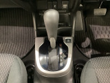 CVT車のセレクトレバーです。低速から高速まで、変速ショックのないスムーズな走りを実現するとともに、エンジン効率のよい領域を維持することで燃費にも貢献します。