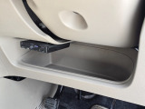 運転席まわりに便利な収納スペースを装備。スマートフォンや小物類の一時置きにちょうど良いサイズ感です。