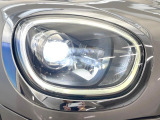 ●LEDヘッドライト:夜間走行時も良好な視界を確保し安心して運転できる高輝度LEDヘッドライトを装備!点灯速度が早く、消費電力も抑えられています。