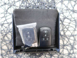 【スマートキー】キーをバッグやポケットに入れたままでもドアロックの開閉が出来るほか、エンジンキーを挿さなくてもエンジンスタートストップが出来ます。