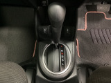 CVT車のセレクトレバーです。低速から高速まで、変速ショックのないスムーズな走りを実現するとともに、エンジン効率のよい領域を維持することで燃費にも貢献します。