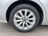 【純正ホイール】純正設計ならではの美しいデザインと精密な仕上げで、車両全体のスタイリングを引き立てます。