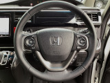 運転にかかわる様々な操作を安全に行えるように視点移動が少なく操作性に配慮されたスイッチ類が凝縮されたコクピットです。