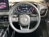 インテリアに合わせたデザインのステアリングは、運転される方のことも考え、運転しやすい形状、大きさです。是非一度、実際に触ってお確かめください。