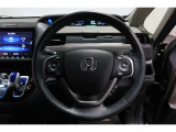 運転中もハンドルでの操作が可能です。特に高速道路等の目が離せない運転時には、便利さだけでなく、安全性も兼ね備えております。