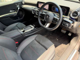 メルセデスのシートは、少し硬めに出来ておりますので、長時間の運転でも疲れにくく、安全にドライビングをお楽しみ頂けます
