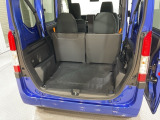 商用車ならではの広大な荷室です。開口部も大きいので荷物の出し入れもスムーズです。