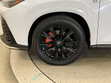 オレンジキャリパー(フロントLEXUSロゴ)装着でよりF SPORTらしい印象になっております。