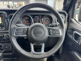 操作性の良いハンドルで運転中のストレスも軽減されます。