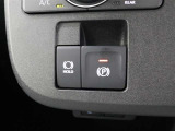 「HOLD」スイッチを押し、システムONの状態にしておくことで、渋滞や信号待ちなどでブレーキを踏んで停車した時にブレーキを保持。アクセルを踏むと解除されます。