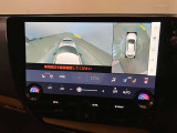 車両を上から見たような映像をディスプレイに表示。狭い道での車両周辺の安全確認を確認できます。