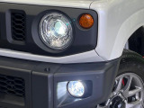 【LEDヘッドライト】悪天候や夜間走行時も良好な視界を確保し安心して運転できる高輝度LEDヘッドライトを装備!点灯速度が早く、消費電力も抑えられています。