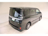 後部座席とリヤはプライバシーガラスになっています。座っている人や置いてある荷物が見えにくくなっているのでプライバシーの確保が出来ます。