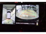 パノラミックビューモニター付きです。車両を上から見たような映像をディスプレイ画面上に表示。運転席からの目視だけでは見にくい、車両周辺の状況をリアルタイムでしっかり確認できます。