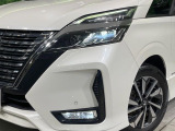 【LEDヘッドライト】悪天候や夜間走行時も良好な視界を確保し安心して運転できる高輝度LEDヘッドライトを装備!点灯速度が早く、消費電力も抑えられています。