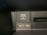 助手席前には横長のトレーとアクセサリーソケットがついています。その下に充電可能なUSB端子が2個ついていますので、手前のトレーにスマートフォンを置いて移動中でも充電できるので便利です。