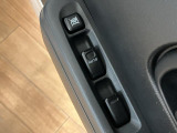 最近の車には必須アイテムのパワーウインドウも装備してます。全席のウインドウ開閉がお一人乗り時も楽々可能です。
