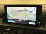 リバースギアに入れるだけで後方の表示へ切り替わります。夜間や雨の日の駐車も楽になりますよ。