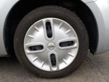 足元を引き締める純正ホイ-ルカバ-付きです。タイヤサイズは、175/65R15です。