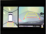 車両の前後左右に搭載した4つのカメラにより、車を真上から見ているような映像を表示させるパノラミックビューモニター装備!運転席から確認しにくい車両周囲の状況を把握できます!