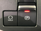 【電動パーキングブレーキ】パーキングブレーキは便利な電動式!ボタン一つで操作でき、アクセルを踏めば自動で解除されます♪レバーやペダルが無いので運転席廻りもすっきりしますね♪