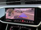●サラウンドビューカメラ『車両の4つのカメラから得た映像を合成し、上空から眺めているような映像をモニターに映し出します。車両周辺の歩行者や障害物などの発見に役立ちます。』