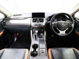上質で落ち着いた印象のインパネ。視界も広々で運転しやすいです。