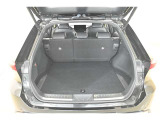 後席シートは分割可倒式です。乗せる荷物や乗車人数に合わせて片側ずつ倒すことが出来ます。