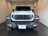 JEEP伝統のセブンスロットグリルを装着。
