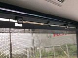 後席には、日射しのさしこみをやわらげてくれるロールサンシェイドが付いています。