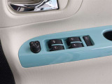 パワーウィンドウのスイッチです。車種によっては鍵のロック・アンロックに連動してミラーが開閉する「オートリトラクタブルミラー」も装備!