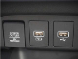【USBジャック】充電をスマートに。スマートフォンやタブレット、携帯ゲーム機などの充電が可能。