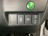 Hondaセンシング用の、VSA(ABS+TCS+横滑り抑制)解除と路外逸脱抑制機能のオンオフスイッチなどはハンドルの右側に装備しています。燃費に役立つECONボタンもここです。