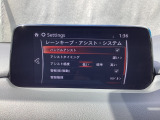 ハンドル操作をアシストすることにより車線からの逸脱回避を支援します。