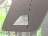 【三菱e-Assist】走行中に前方の車両等を認識し、衝突しそうな時は警報とブレーキで衝突回避と被害軽減をアシスト。より安全にドライブをお楽しみいただけます。