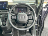 運転中に操作が楽なステアリングスイッチ付き!