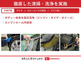 専用のエンジンクリーナーで全体に噴霧し汚れを浮かします。ボンネット裏などの汚れを中心にブラシがけを行い、洗浄しエアブローで仕上げております。